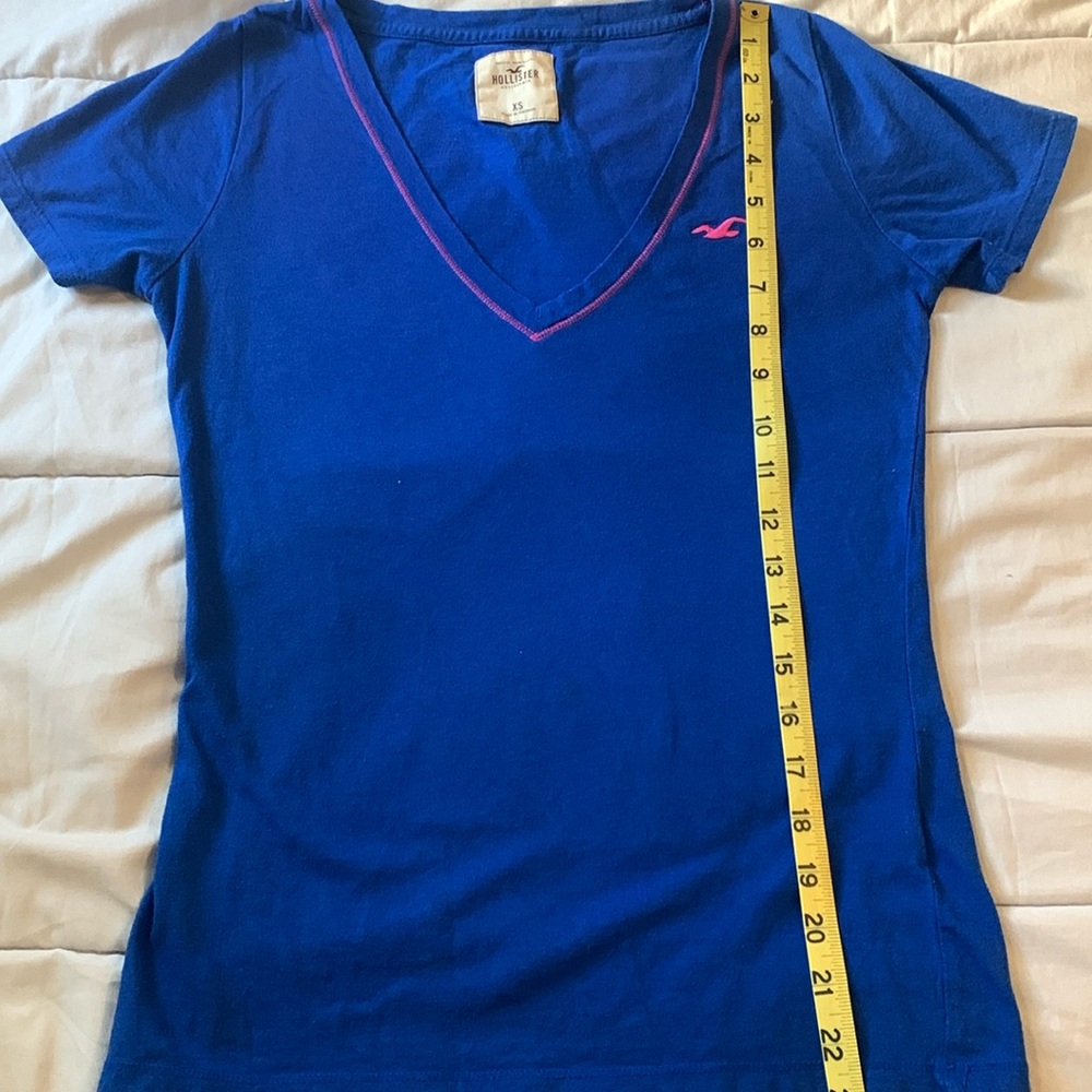 Hollister v neck xs v neck t shirt royal blue with hot pink logo